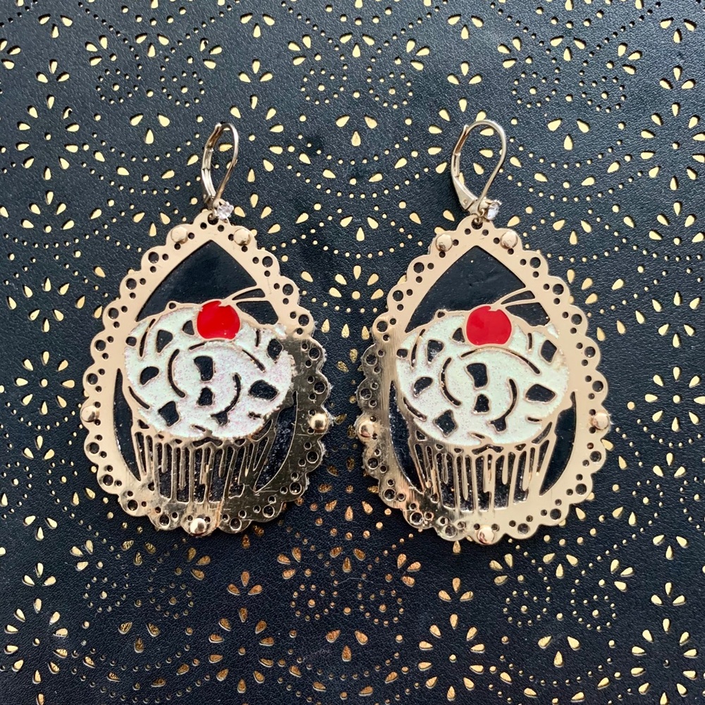 xox Betsey Johnson Cupcake Dangle Earrings 🧁